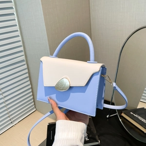 Sac à main chic bicolore bleu clair et crème avec boucle galet et poignée supérieure