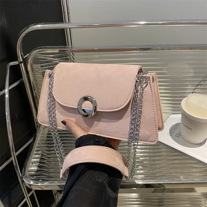 Sac sous le bras en suédine rose avec bandoulière chaîne argentée et boucle en métal ronde
