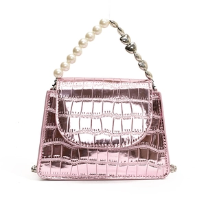 Sac bandoulière rose motif crocodile avec poignée en perles et cœurs métalliques