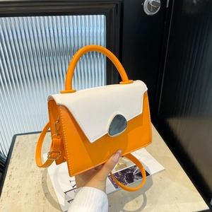 Sac à main bicolore orange et blanc avec boucle métallique et bandoulière réglable