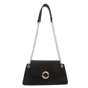 Sac sous les aisselles en daim noir minimaliste avec chaîne argentée et boucle en métal