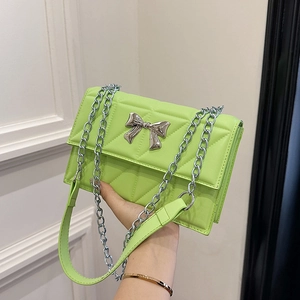 Sac bandoulière matelassé vert vif avec nœud argenté et bandoulière en chaîne