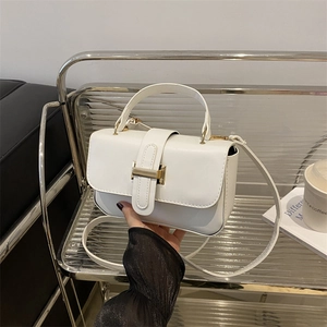 Piccola borsa quadrata in pelle PU bianca con fibbia H dorata e tracolla regolabile