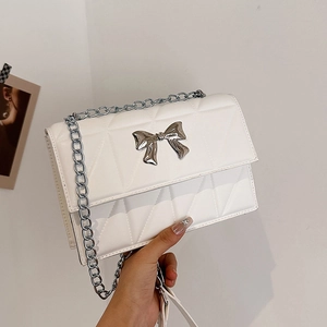 Sac à bandoulière matelassé blanc avec nœud argenté et chaîne pour femme élégante