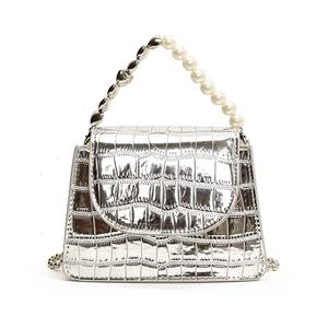 Borsa a tracolla argento coccodrillo con manico di perle e cuori metallici per donna
