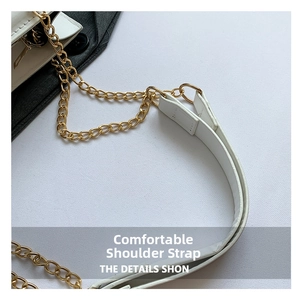 Detail der weißen Kroko-Tasche mit goldener Kette und präziser Verarbeitung der Nähte