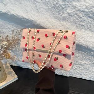 Sac à bandoulière en velours côtelé rose avec motif fraises et chaîne élégante