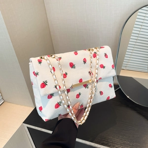 Sac à bandoulière en velours côtelé crème avec imprimé fraise et chaîne dorée