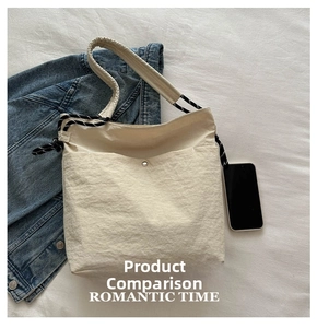 Détail du sac fourre-tout en toile crème avec texture et bandoulières en corde tressée