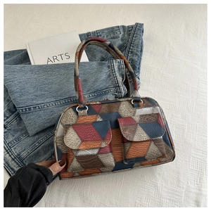Detail der Vintage-Patchwork-Tasche mit geometrischen Mustern und zwei Front-Klappentaschen