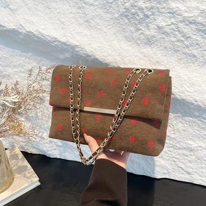 Sac à épaule chic en velours côtelé marron avec imprimé fraise et chaîne dorée