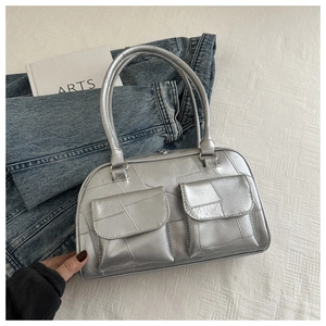 Detailaufnahme der silbernen Metallic-Schultertasche mit Fronttaschen und Nähten