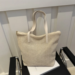 Elegante borsa tote in maglia crema con cinturini in pelle e cerniera dorata per la spiaggia