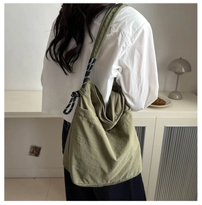 Sac fourre-tout vert olive en tissu avec texture souple et détail de corde tressée