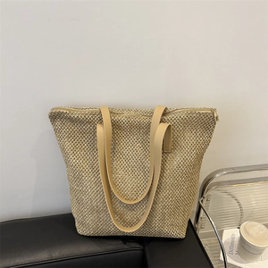 Borsa tote intrecciata minimalista con manici in pelle marrone e cerniera dorata sicura