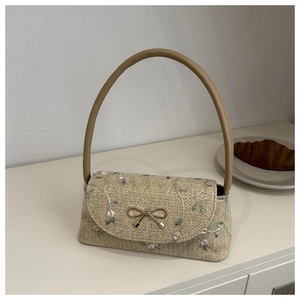 Sac à main en paille brodé de fleurs avec fermoir nœud doré et poignée en cuir chic