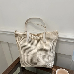 Elegante borsa tote in maglia bianco crema per vacanze estive e uso quotidiano casual