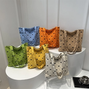 Sac cabas en velours côtelé avec surpiqûres losanges et nœuds en six couleurs