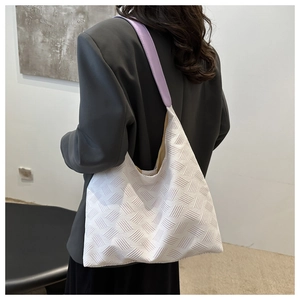 Détail de la texture tissée blanche et bandoulière violette sur grand sac cabas