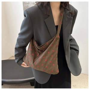Détail du sac cabas en velours côtelé marron avec imprimé fraise et texture nervurée