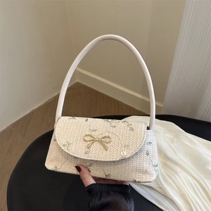 Sac sous le bras en paille beige avec broderies florales et boucle nœud doré