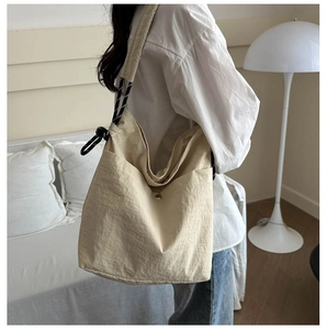 Détail du sac fourre-tout minimaliste blanc cassé avec anse en corde sur un mannequin