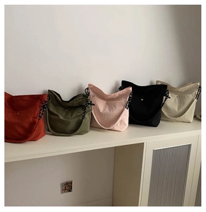 Série de sacs cabas en nylon colorés dotés de bandoulières tissées noires et blanches
