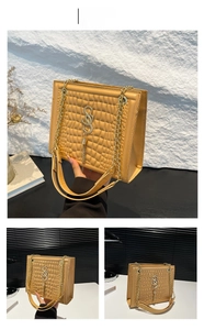 Detail der khakifarbenen quadratischen Handtasche mit Steppmuster und Goldkettengurt