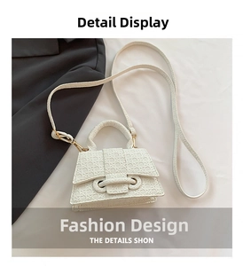 Dettaglio mini borsa bianca intrecciata con eleganti fibbie in metallo dorato