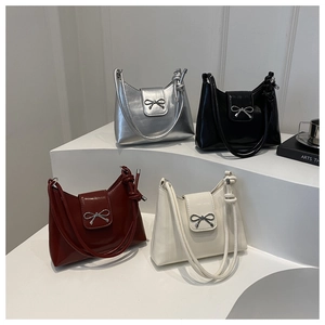 Détail de quatre sacs hobo avec boucles en métal en forme de nœud en plusieurs couleurs
