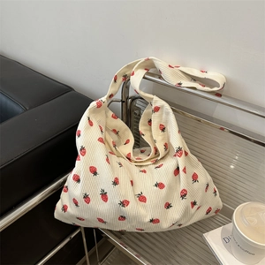 Sac fourre-tout en velours côtelé beige avec imprimé fraise et grande capacité sur rack