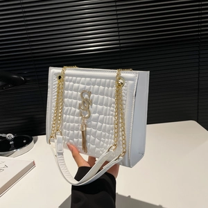 Sac bandoulière blanc matelassé chic avec motif pierre, logo S doré et chaîne