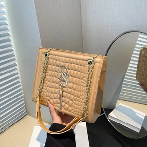 Sac bandoulière matelassé beige chic avec chaîne dorée et décoration de pompon logo stylé