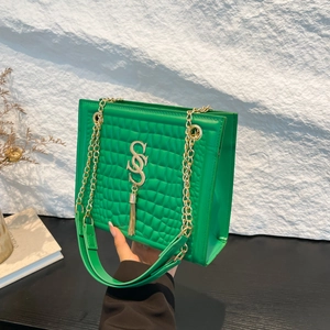 Sac bandoulière matelassé vert vif avec chaîne dorée et pompon métallique élégant
