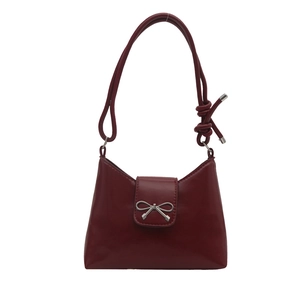 Sac sous le bras rouge foncé en cuir verni avec nœud argenté et bandoulière fine