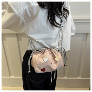 Borsa a secchiello rosa con cuori colorati, coulisse e tracolla a catena d'argento