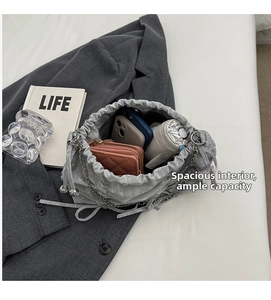 Intérieur spacieux du sac seau à cordon montrant la capacité pour objets essentiels