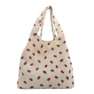 Borsa tote in velluto beige con stampa fragola rossa e ampi spallacci per l'estate