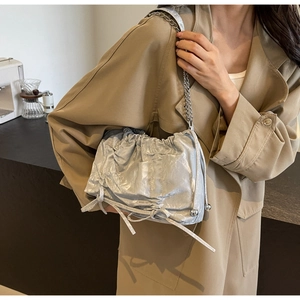 Sac bandoulière argenté plissé avec texture métal liquide et détail noeud papillon