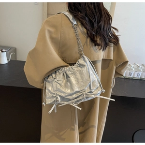 Détail du sac seau argenté à effet froissé avec cordon et bandoulière chaîne