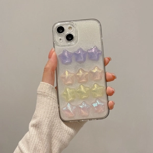 Détail de la coque iPhone transparente avec étoiles 3D pailletées en grille 4x3