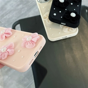 Detalle de flores de tela 3D hechas a mano y perlas en fundas para Apple iPhone