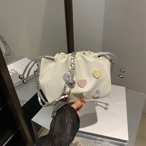 Secchiello bianco in pelle con cuori 3D colorati e tracolla a catena per donna