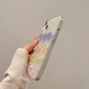Détail d'ornements de chat 3D sur coque iPhone à paillettes avec découpes précises