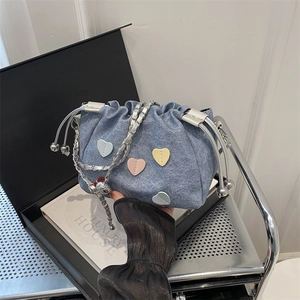 Borsa a secchiello in denim blu con toppe a cuore colorate e tracolla a catena d'argento
