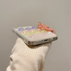 Détail de coque iPhone avec étoiles scintillantes 3D et découpes précises en bas