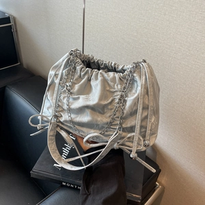 Sac seau plissé argenté avec bandoulière en chaîne et fermeture à cordon