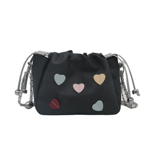 Borsa a secchiello nera con toppe a cuore colorate e tracolla a catena d'argento