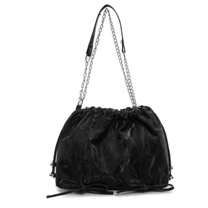Sac seau noir à cordon en cuir plissé avec chaîne argentée et ornements de nœuds