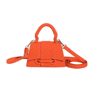 Borsa a tracolla arancione brillante con motivo geometrico intrecciato e manico
